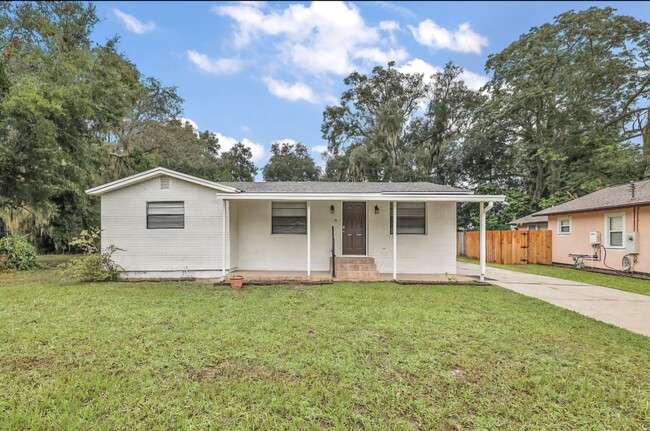 1137 E Hazzard Ave in Eustis, FL - Building Photo - Building Photo