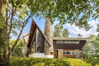 8 Pl. d'Artois in Estérel, QC - Building Photo - Building Photo