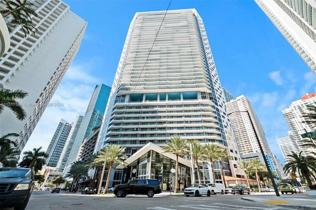 1300 Brickell Bay Dr, Unit 1802 in Miami, FL - Building Photo