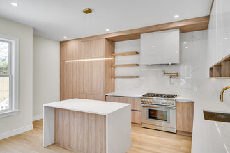 77 Thorndike St, Unit 1 in Brookline, MA - Building Photo - Building Photo