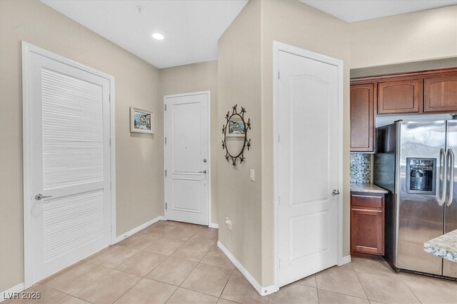 62 E Serene Ave in Las Vegas, NV - Foto de edificio - Building Photo