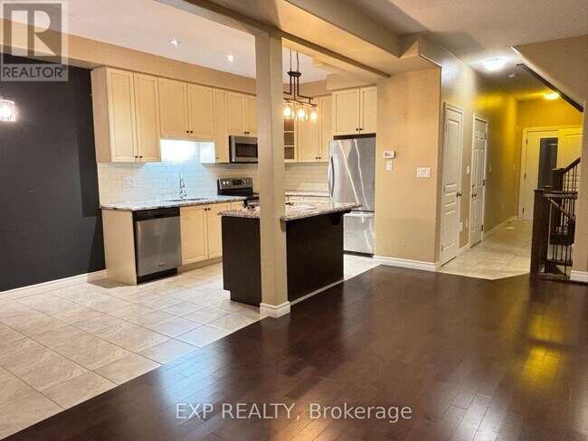 6 Chestnut Dr in Grimsby, ON - Building Photo - Building Photo