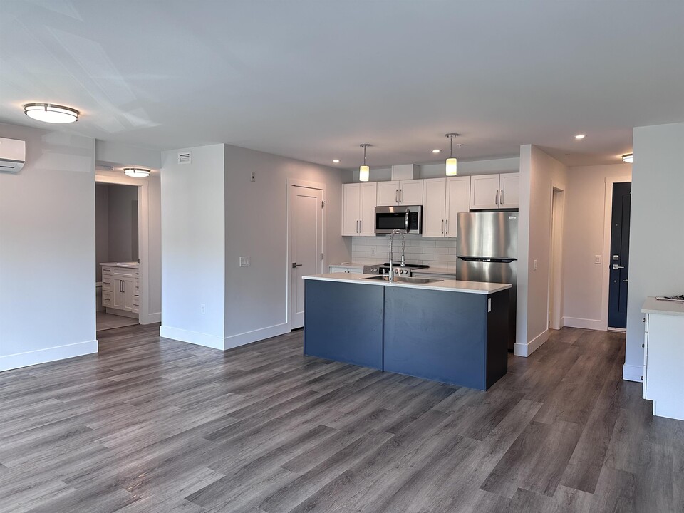 210 First Ave W in Qualicum Beach, BC - Building Photo