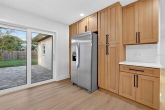 5518 Pine Cir NE in St. Petersburg, FL - Building Photo - Building Photo