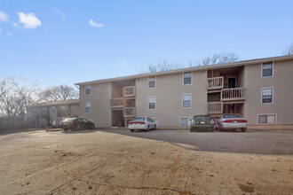 Barton Crossing in Shawnee, KS - Building Photo - Building Photo