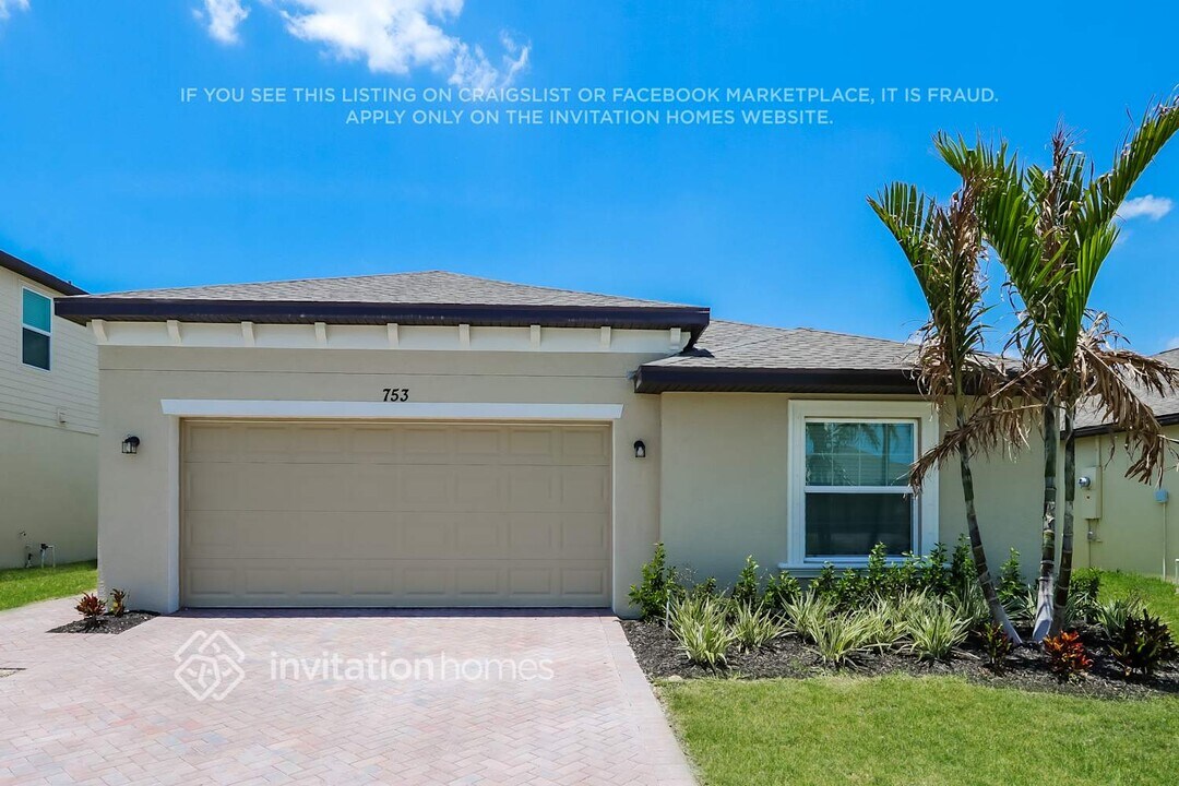 753 Carlyle Wy in Fort Pierce, FL - Foto de edificio