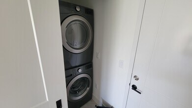 2385 NE 187th St, Unit S2 in Miami, FL - Foto de edificio - Building Photo