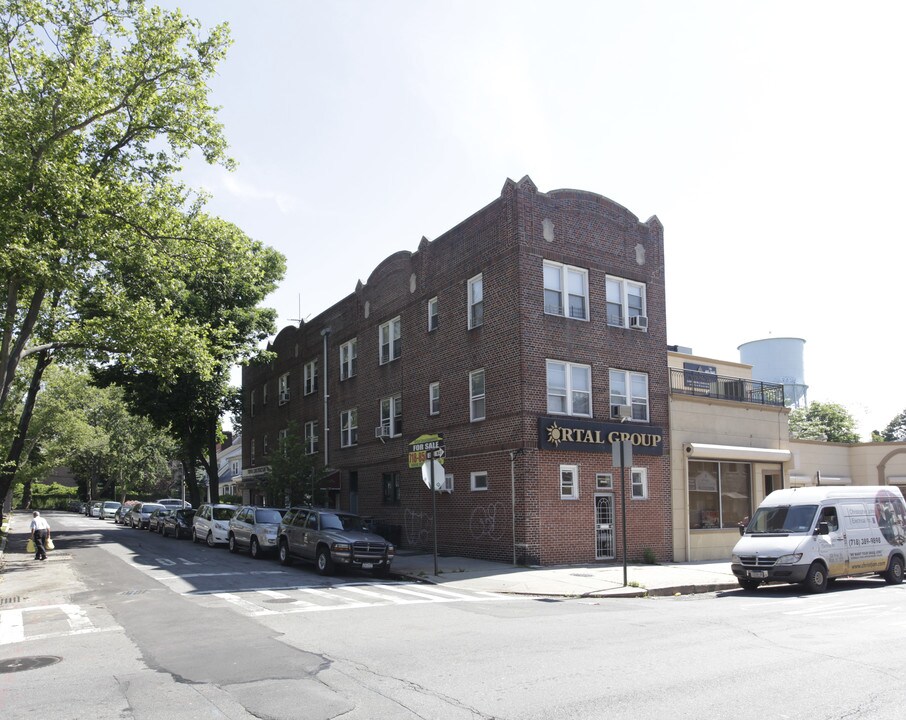 124-01 Metropolitan Ave in Kew Gardens, NY - Building Photo