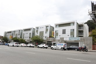 Legado Encino in Encino, CA - Foto de edificio - Building Photo