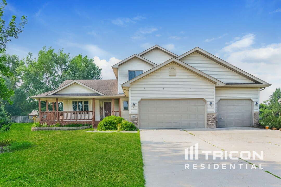 10539 61st Pl in Albertville, MN - Building Photo