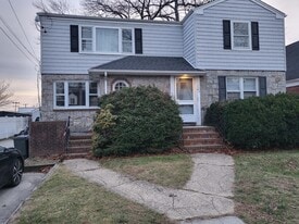 128 E Maple St, Unit Lg 2Bd in Valley Stream, NY - Building Photo