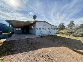 17401 E Meadow Ln in Mayer, AZ - Building Photo