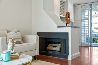 555 Esplanade in Redondo Beach, CA - Building Photo - Building Photo