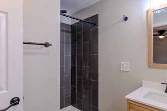 21194 NY-22-Unit -11 in Hoosick Falls, NY - Foto de edificio - Building Photo