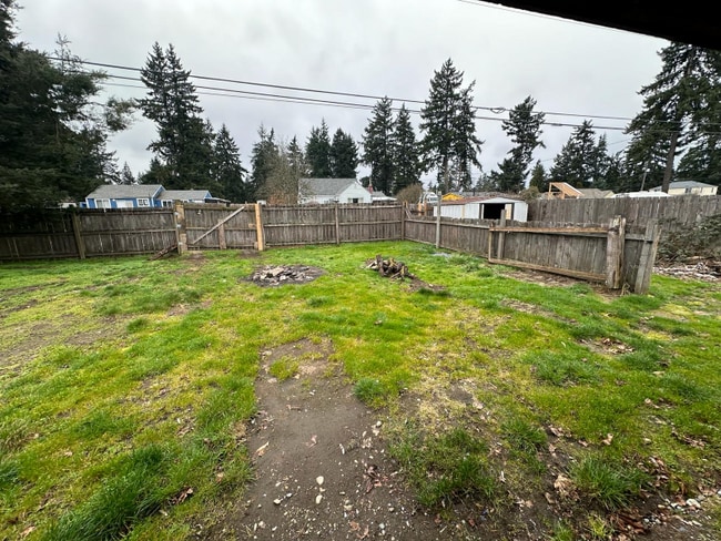 10422 13th Ave Ct S in Tacoma, WA - Foto de edificio - Building Photo