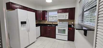 484 Santa Cruz Pl NE in St. Petersburg, FL - Building Photo - Building Photo
