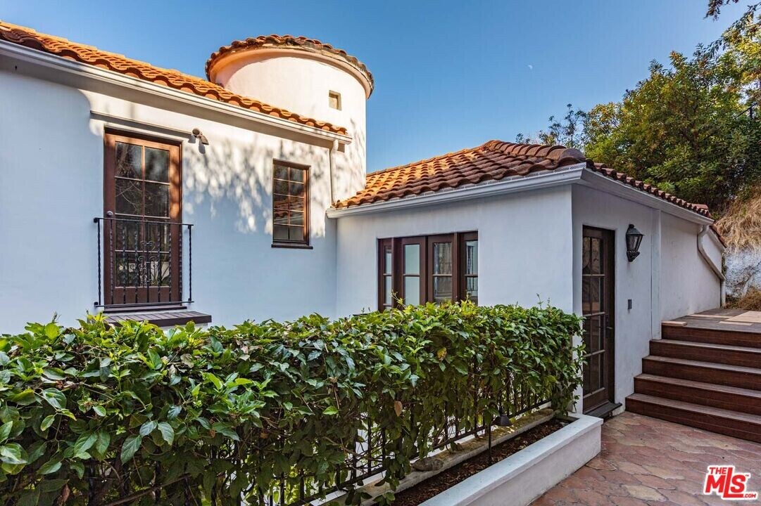 1467 Kings Rd in Los Angeles, CA - Building Photo