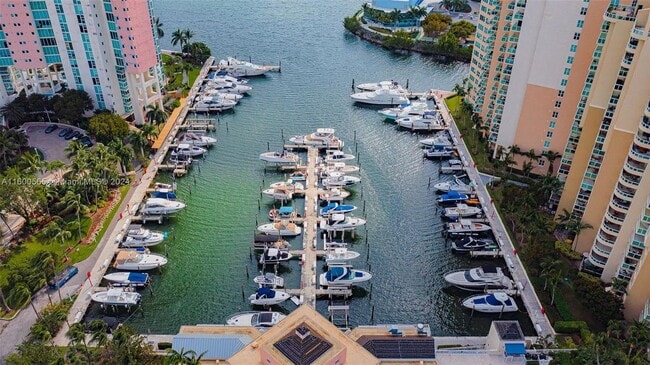 3340 NE 190th St in Aventura, FL - Foto de edificio - Building Photo