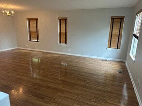 1127 Orleans Dr in Mundelein, IL - Foto de edificio - Building Photo