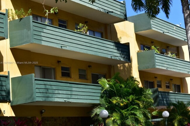 1975 NE 135th St in North Miami, FL - Building Photo - Building Photo