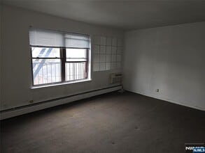 275 Hoym St in Fort Lee, NJ - Building Photo - Building Photo