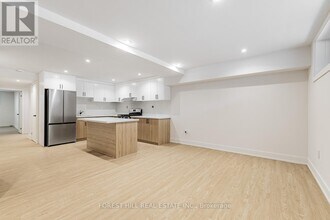 124 Kenwood Ave in Toronto, ON - Building Photo - Building Photo