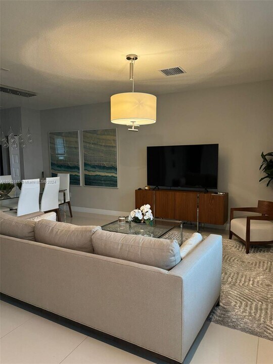 4718 NW 84th Ave in Doral, FL - Building Photo