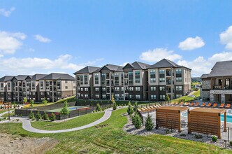 19Nineteen Promenade in Union, KY - Foto de edificio - Building Photo