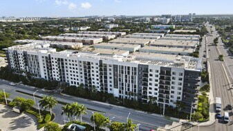 Oasis Pointe in Dania Beach, FL - Building Photo