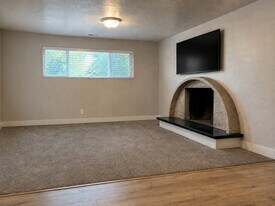 11592 S 1700 E in Sandy, UT - Building Photo
