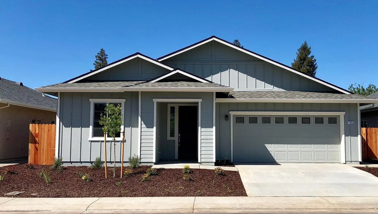 1559 Hutchison Valley Dr in Woodland, CA - Building Photo