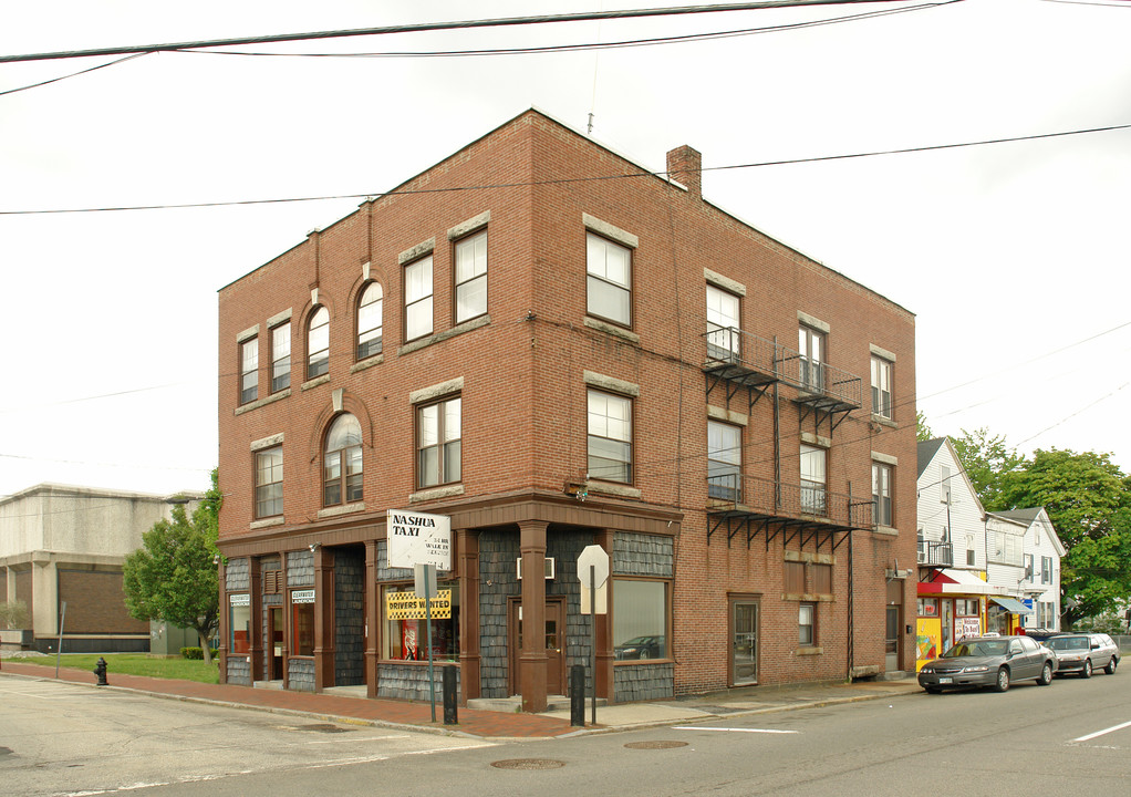 136 W Pearl St in Nashua, NH - Building Photo