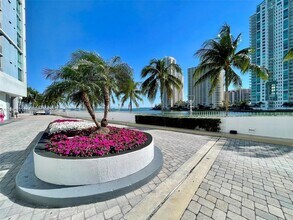 325 S Biscayne Blvd, Unit 3922 in Miami, FL - Building Photo - Building Photo