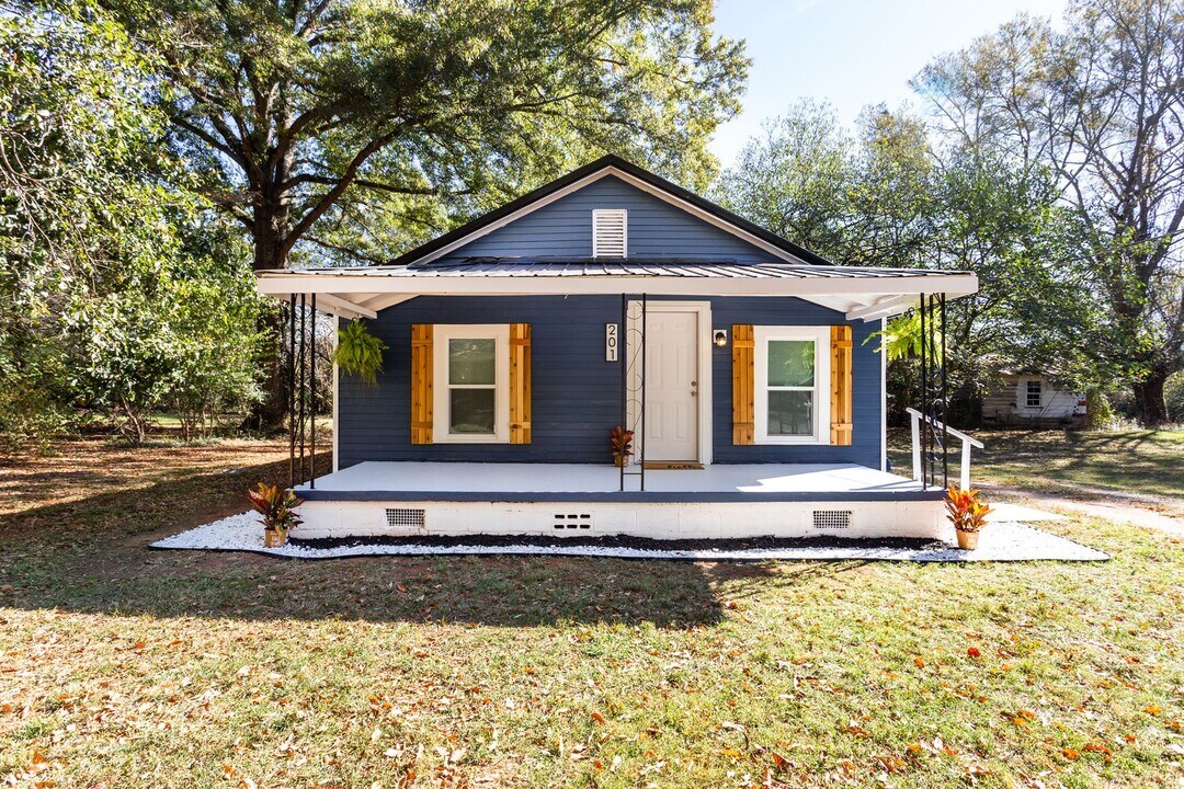 201 Moore St in Oxford, AL - Building Photo