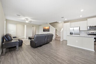 11405 Cay Spruce Wy in San Antonio, FL - Foto de edificio - Building Photo