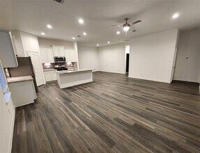1606 Happy Vly St in Montgomery, TX - Foto de edificio - Building Photo