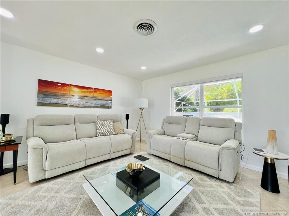 12845 S Indian River Dr in Jensen Beach, FL - Foto de edificio