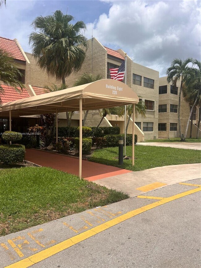 220 Lakeview Dr in Weston, FL - Building Photo - Building Photo