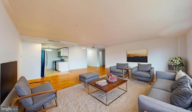 4600 Duke St, Unit 512 in Alexandria, VA - Building Photo - Building Photo