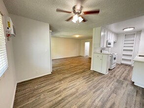 20317 Saticoy St in Winnetka, CA - Foto de edificio - Building Photo