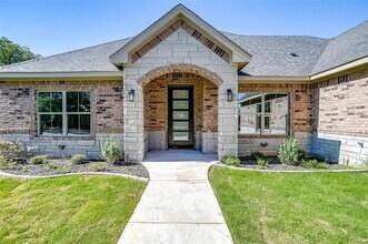 908 Meadowlark Ln in Granbury, TX - Building Photo - Building Photo