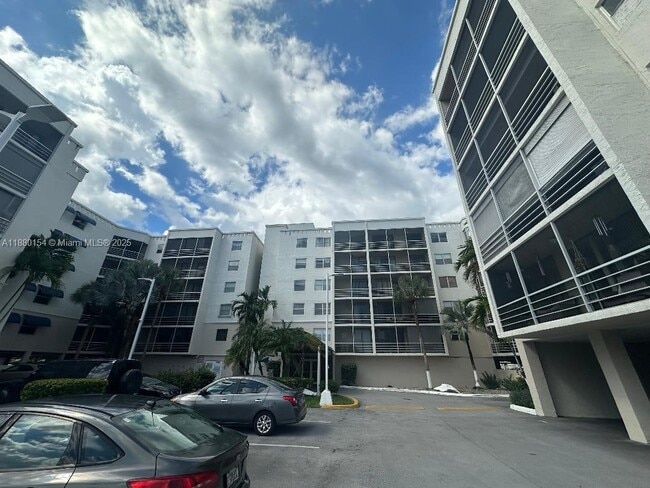2821 NE 163rd St in Miami, FL - Building Photo - Building Photo