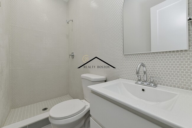 221 Paris St, Unit #1 in Boston, MA - Building Photo - Building Photo