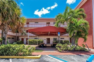 4800 Hollywood Blvd in Hollywood, FL - Building Photo - Building Photo