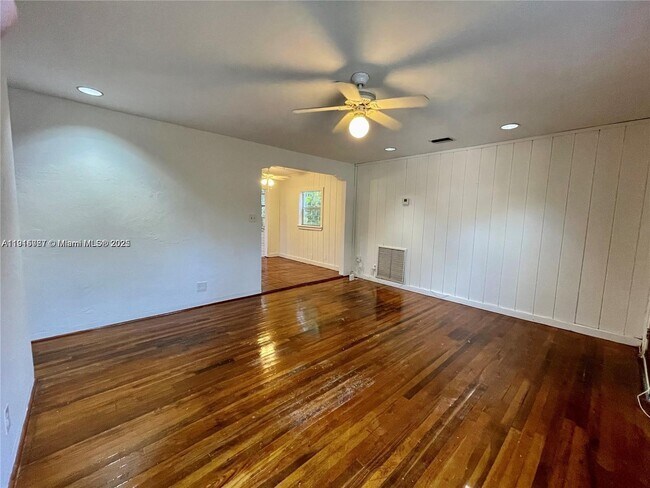 5842 SW 60th St in Miami, FL - Building Photo - Building Photo