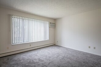 Ashton Lake Apartments in East Lansing, MI - Foto de edificio - Building Photo