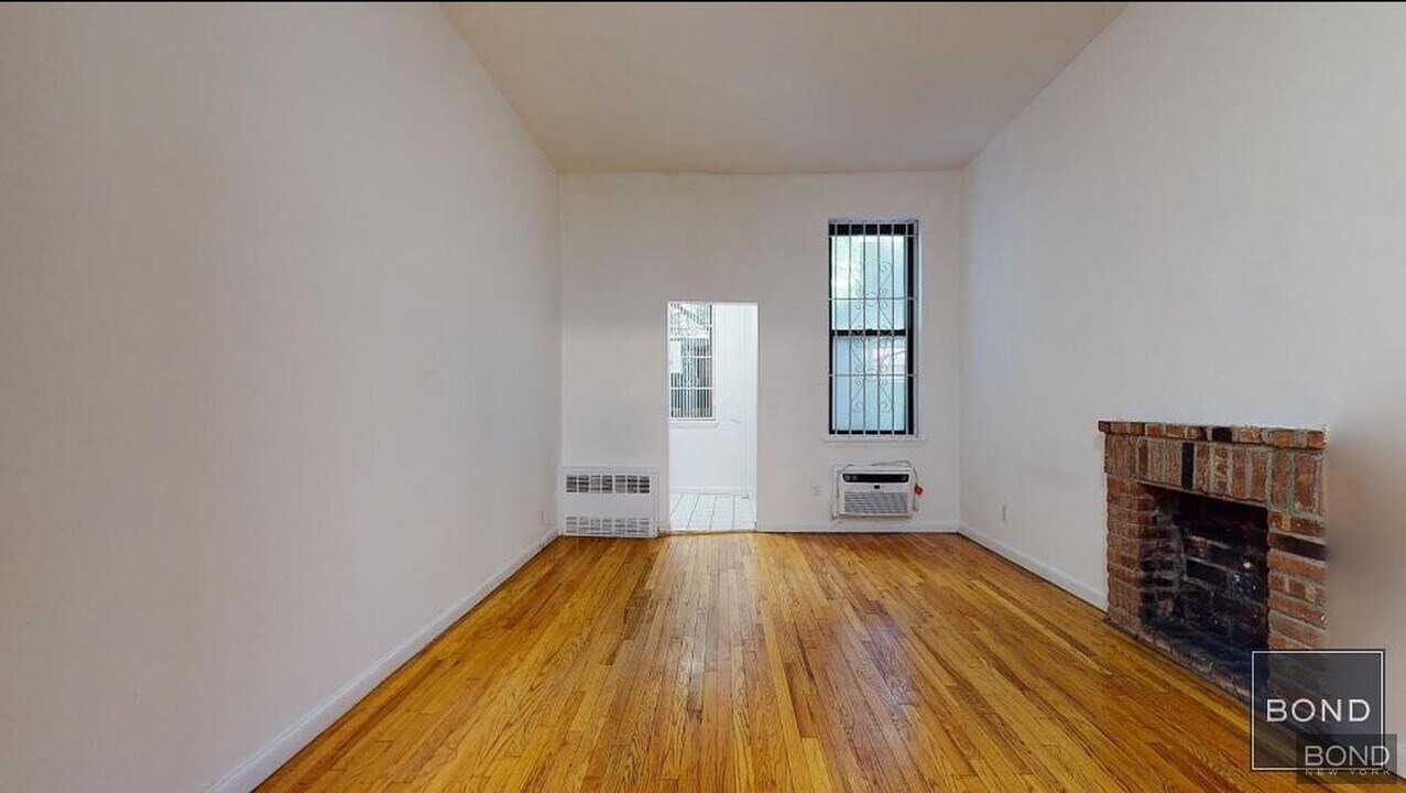 313 E 85th St in New York, NY - Building Photo