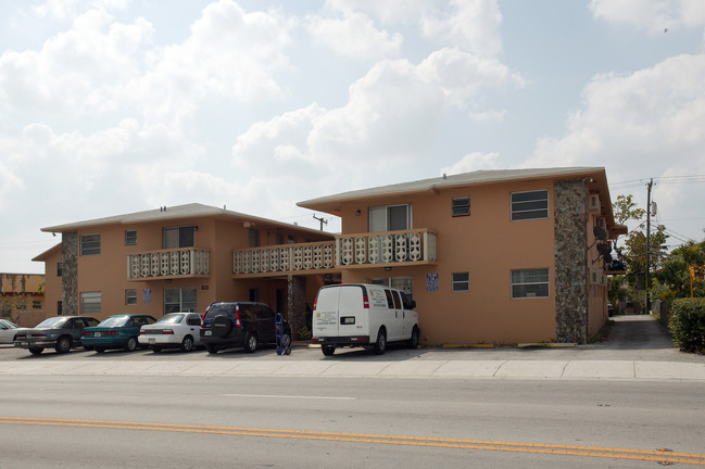 60 W 9th St in Hialeah, FL - Foto de edificio - Building Photo