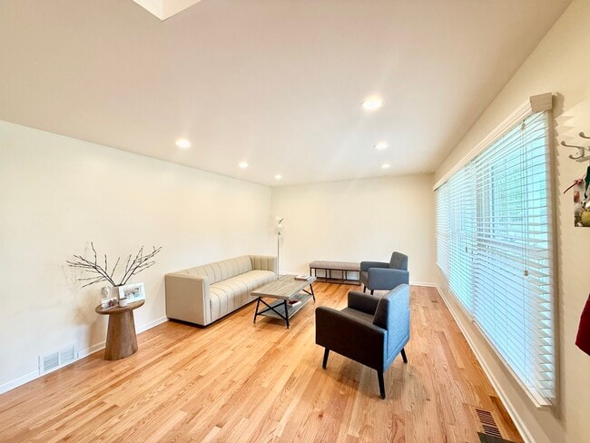 1046 Crestfield Ave in Libertyville, IL - Building Photo - Building Photo