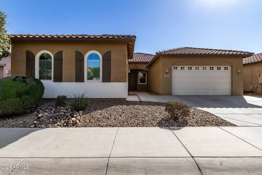 7845 W Fetlock Trail in Peoria, AZ - Foto de edificio